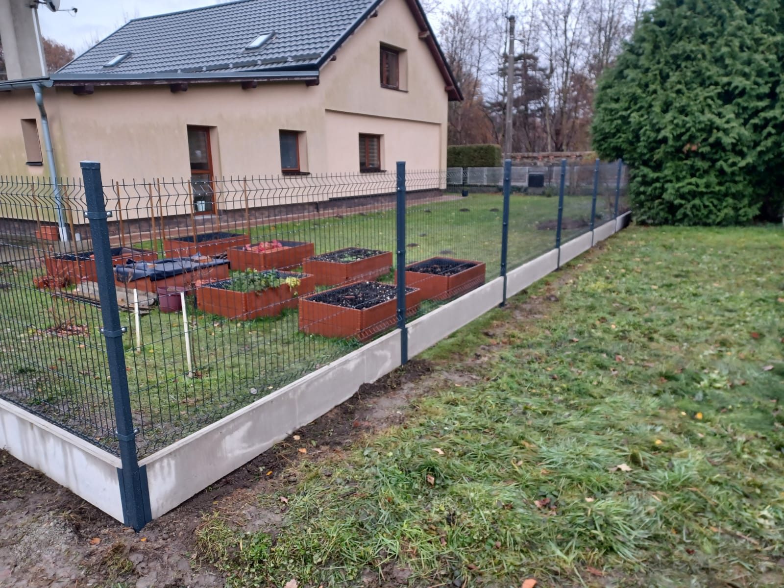 3D plotové panely s podhrabovými deskami kolem zahrady