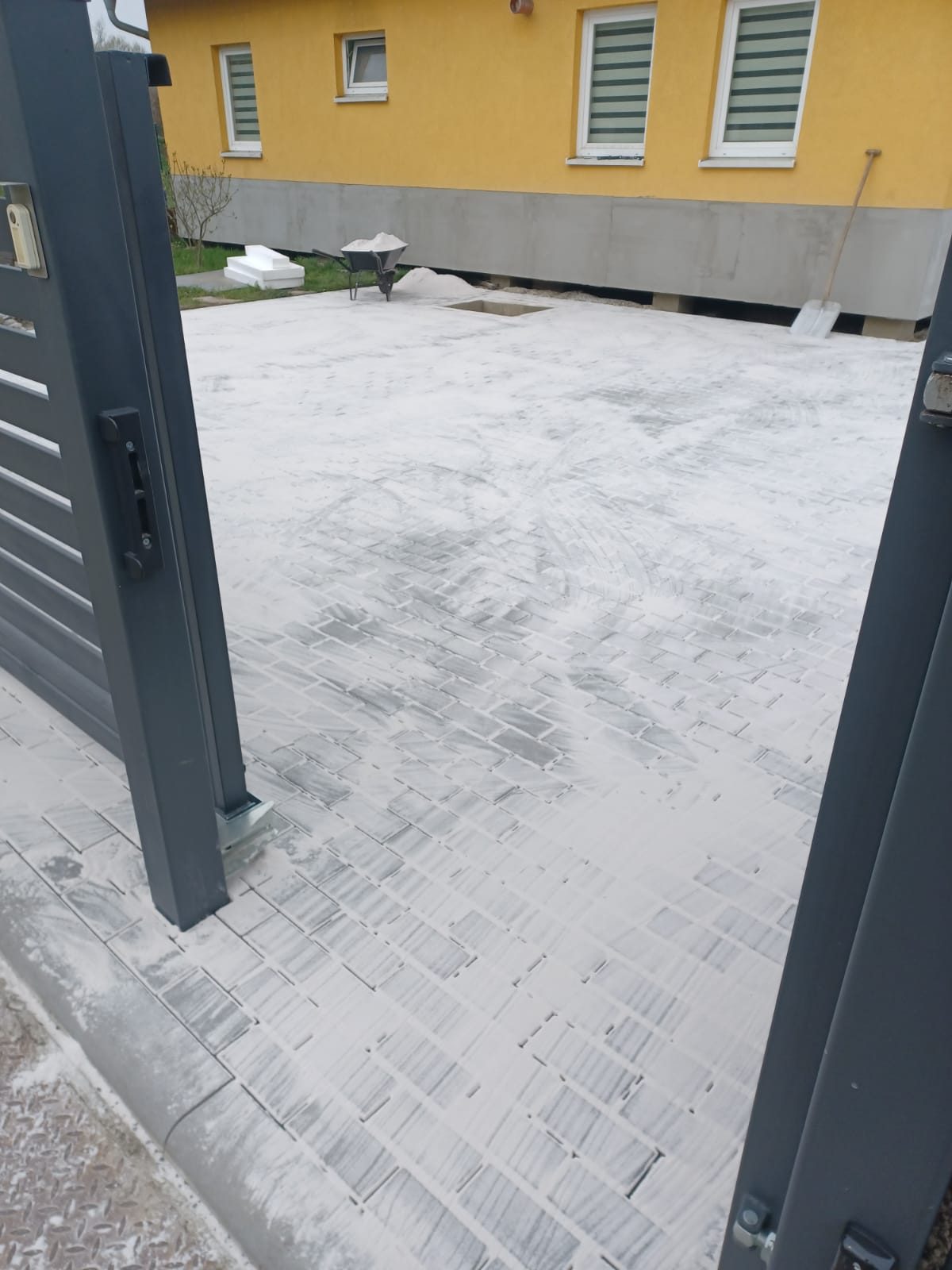 Dlažba vjezdu s křídlovou bránou — Severní Morava