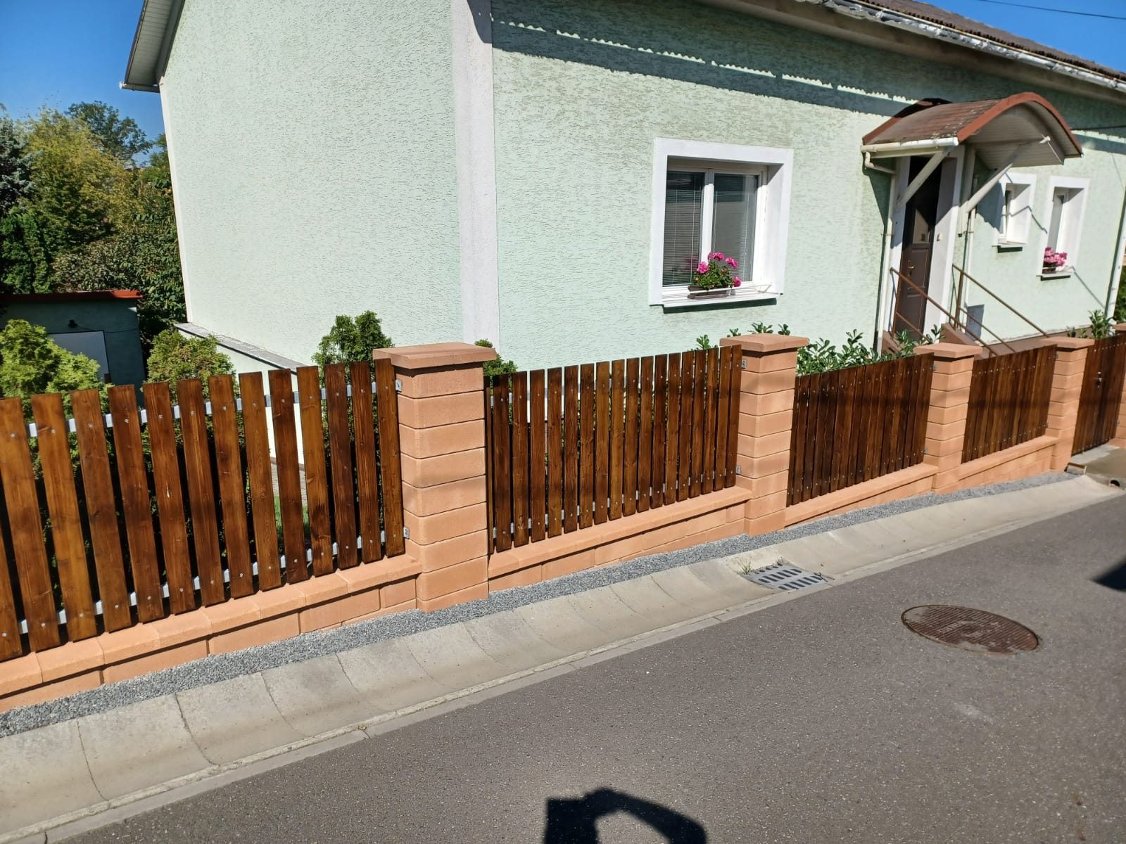 Dřevěný plot se zděnými sloupky — pohled z ulice, Ostrava