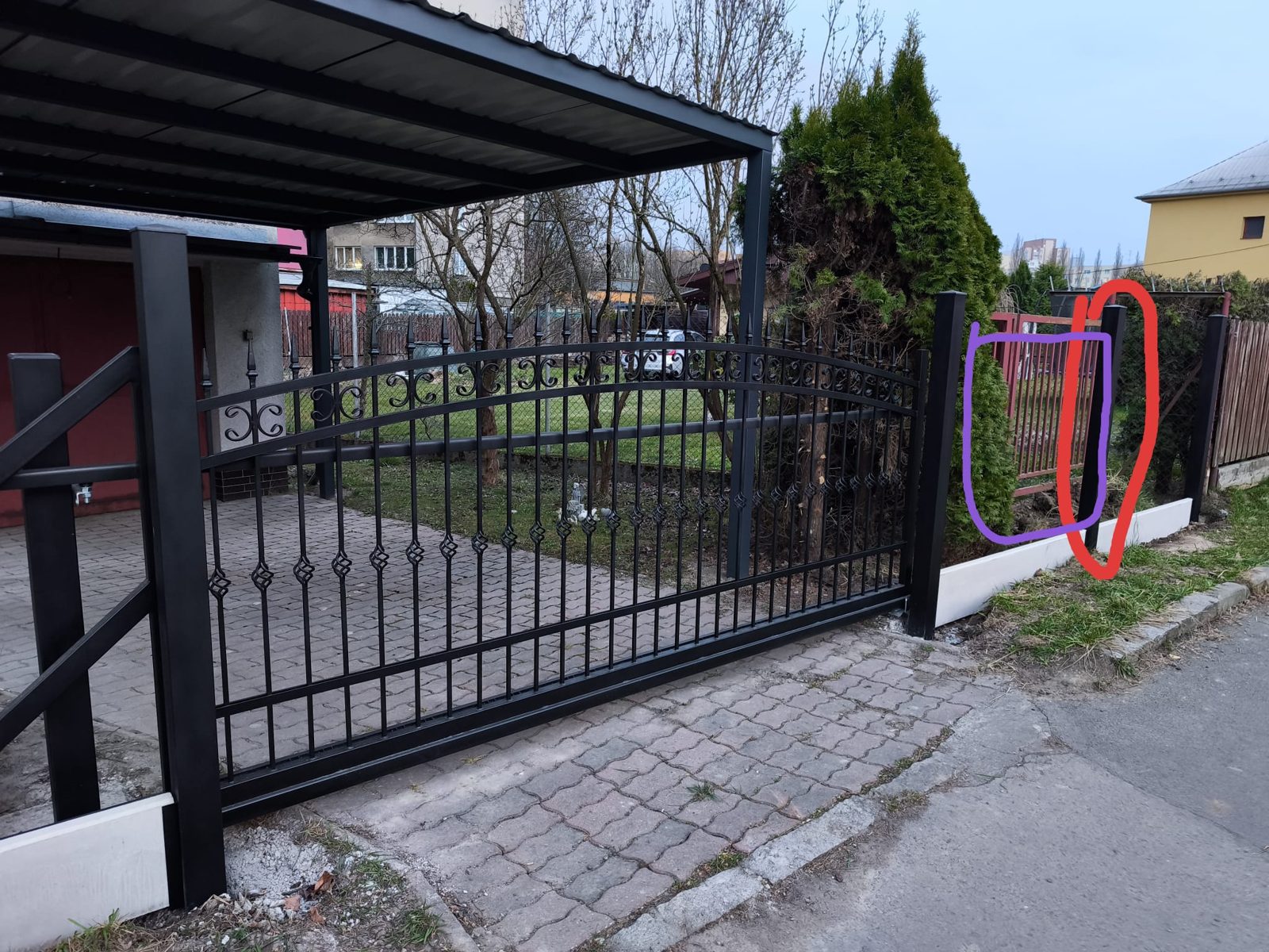 Kovaná brána a plot