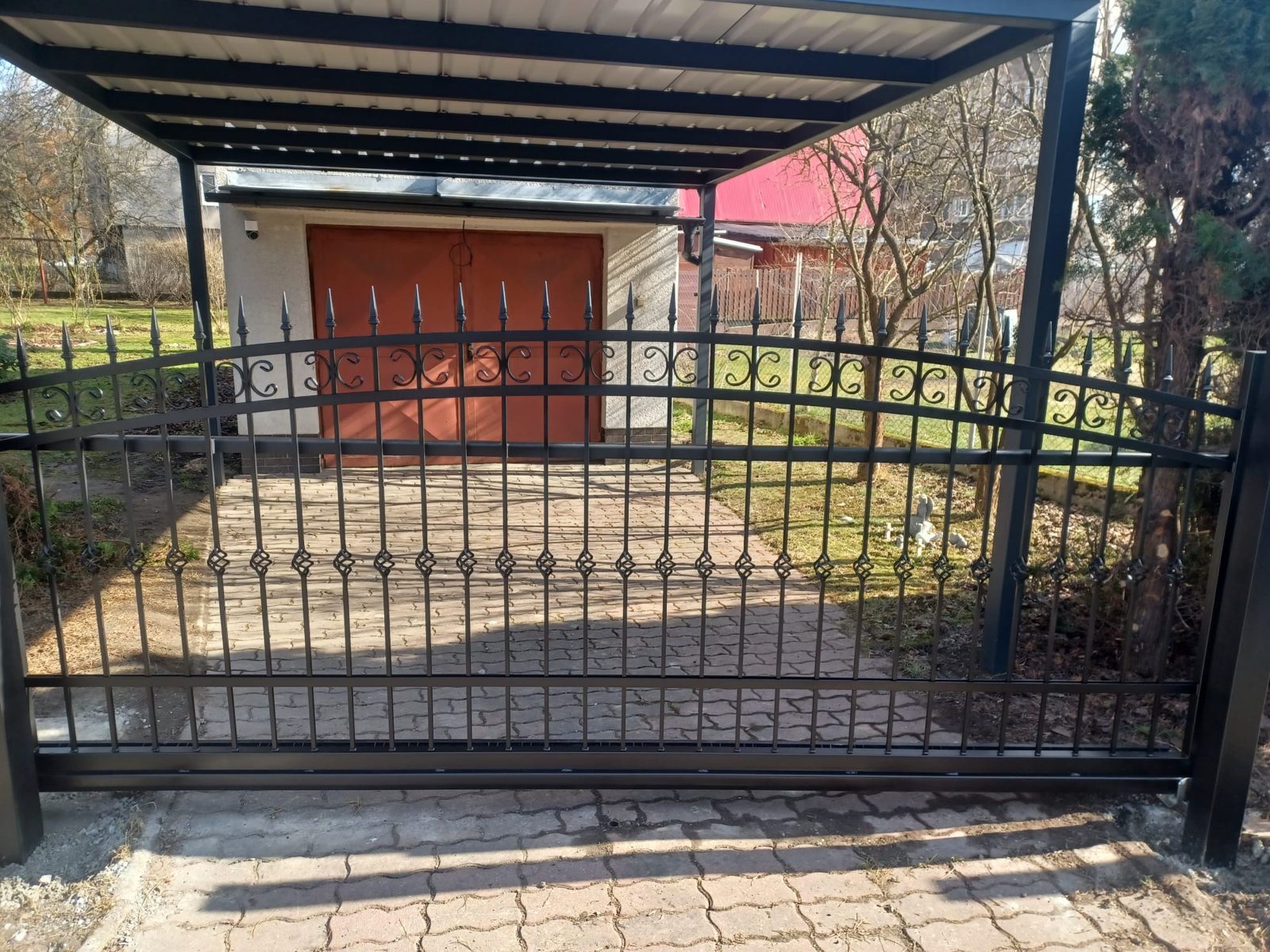 Kovaná posuvná brána — Severní Morava