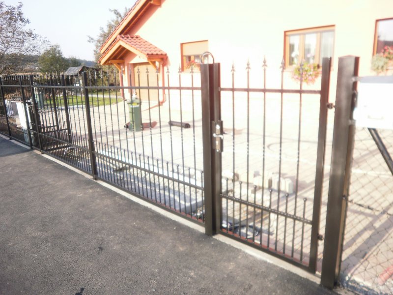 Kovaný plot a branka