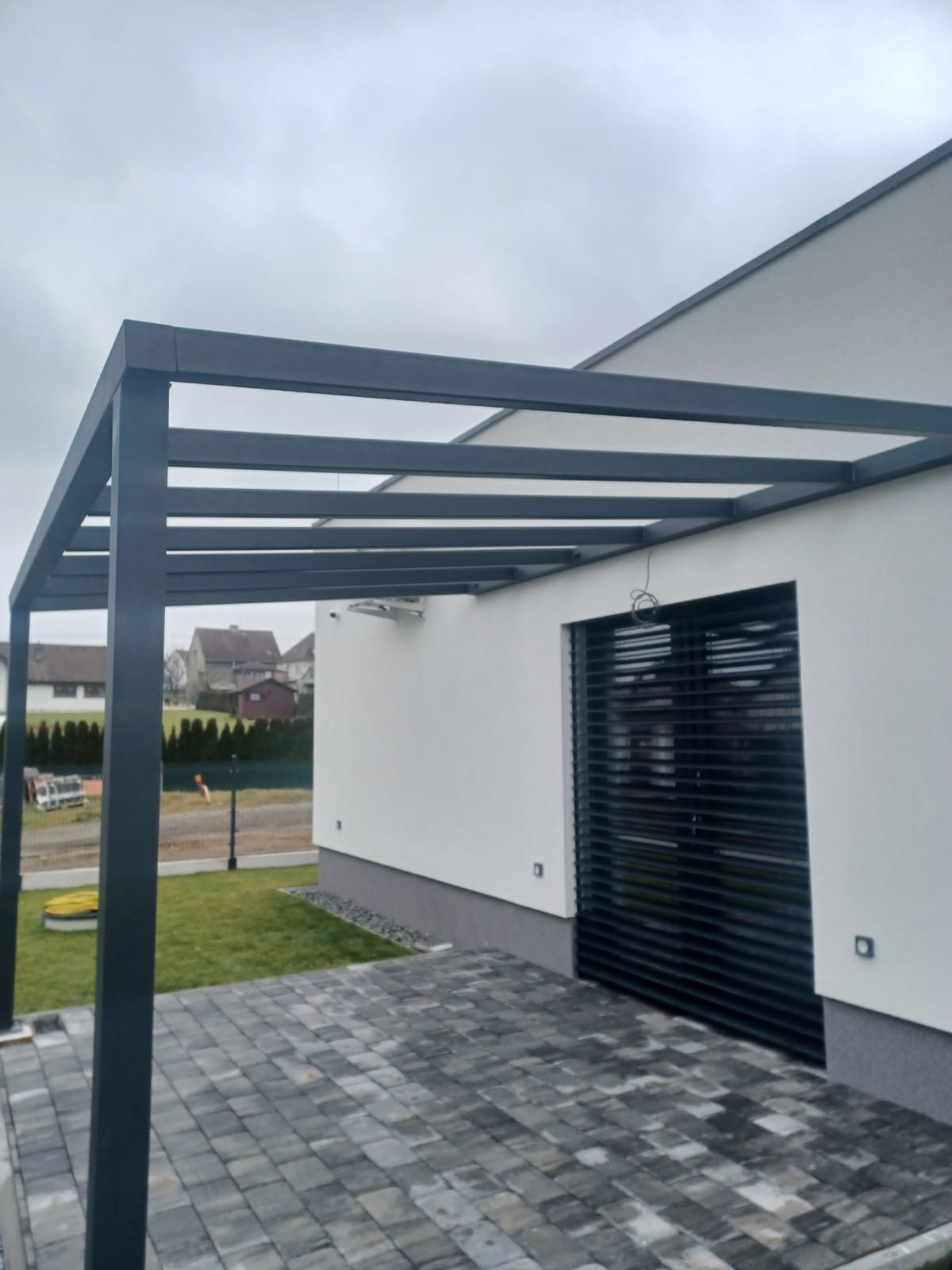 Ocelová pergola nad terasou — Markvartovice