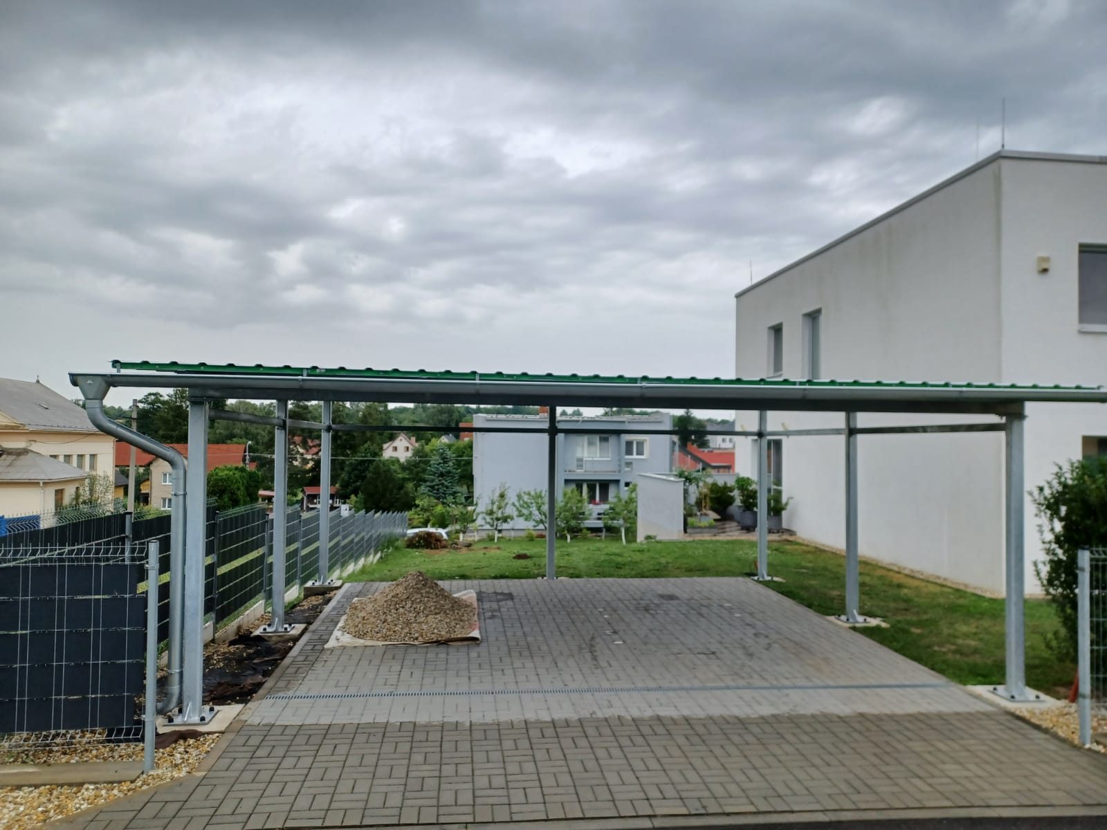 Přístřešek na auto s ocelovou konstrukcí — realizace Krásné Pole