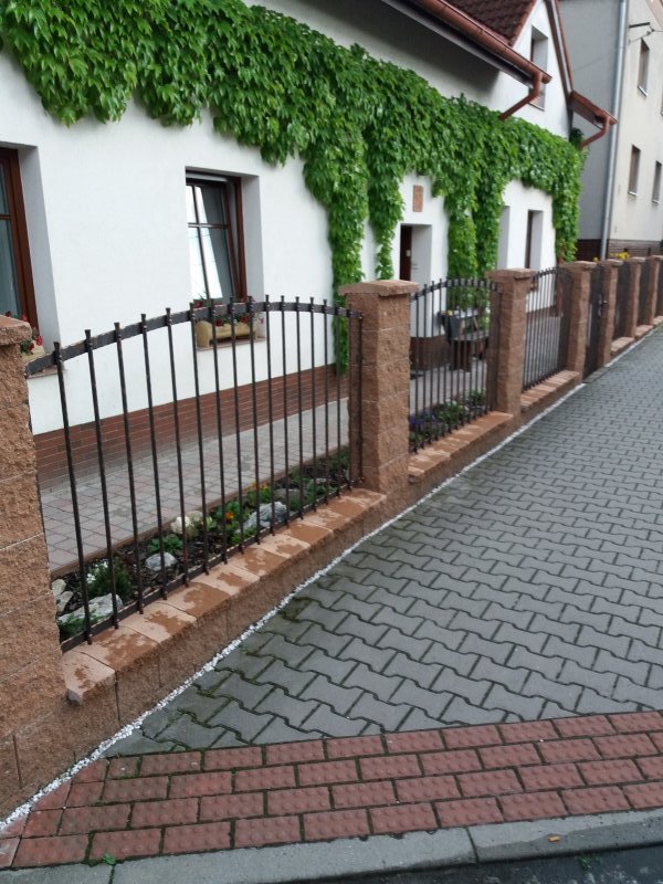 Realizace zděného plotu včetně kování Hlučín